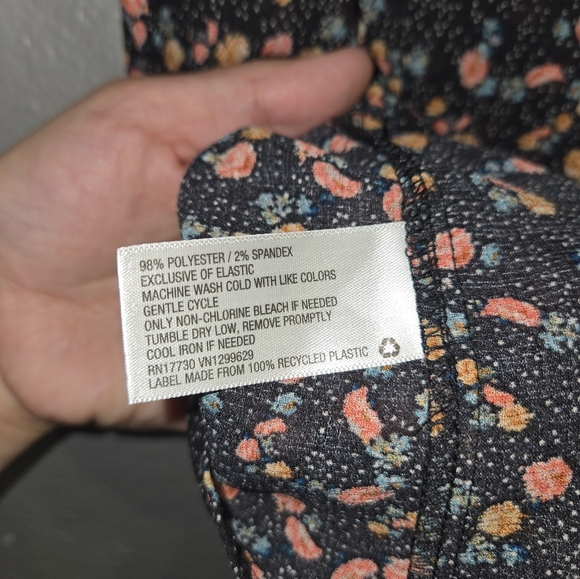 FINAL SALE! $6 Xhilaration Floral Sleevess Blouse Size Large - Picture 10 of 13